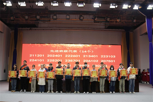 先進集體、優(yōu)秀學(xué)生代表領(lǐng)獎.jpg